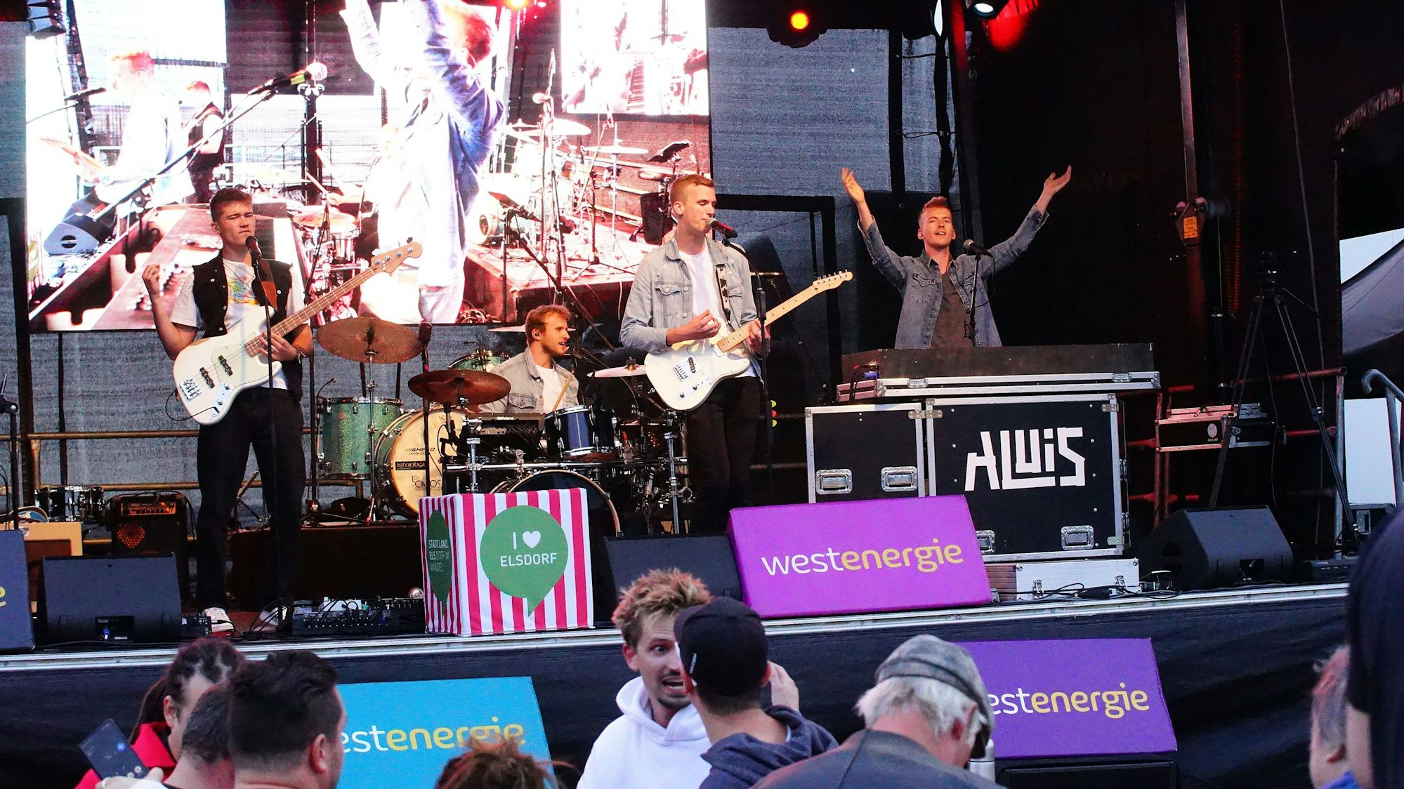 Das Foto zeigt den Bühnenauftritt der Pulheimer Band „Aluis“.