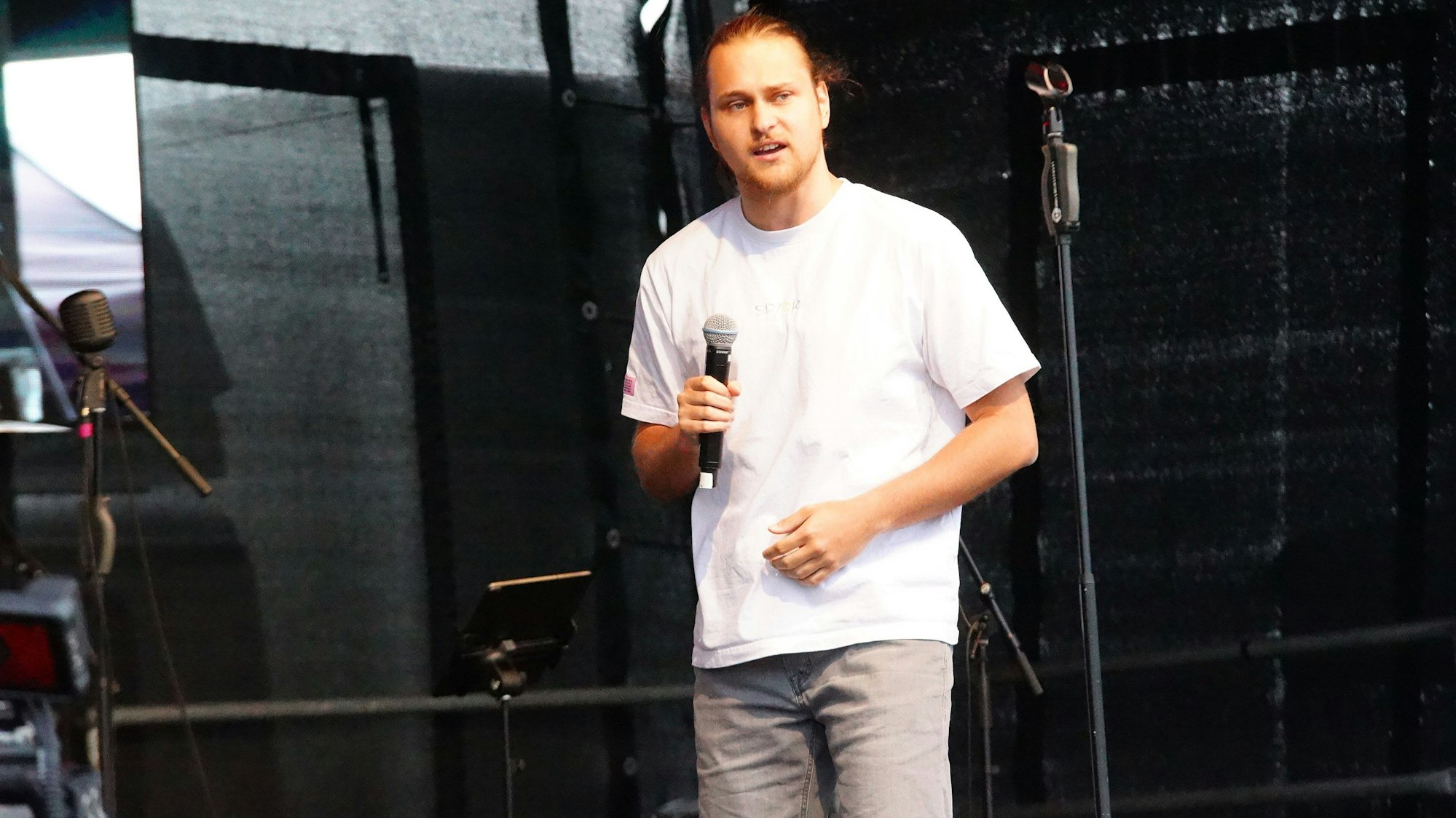 Auf dem Foto ist der Sänger Ralle Rap aus Erftstadt zu sehen.