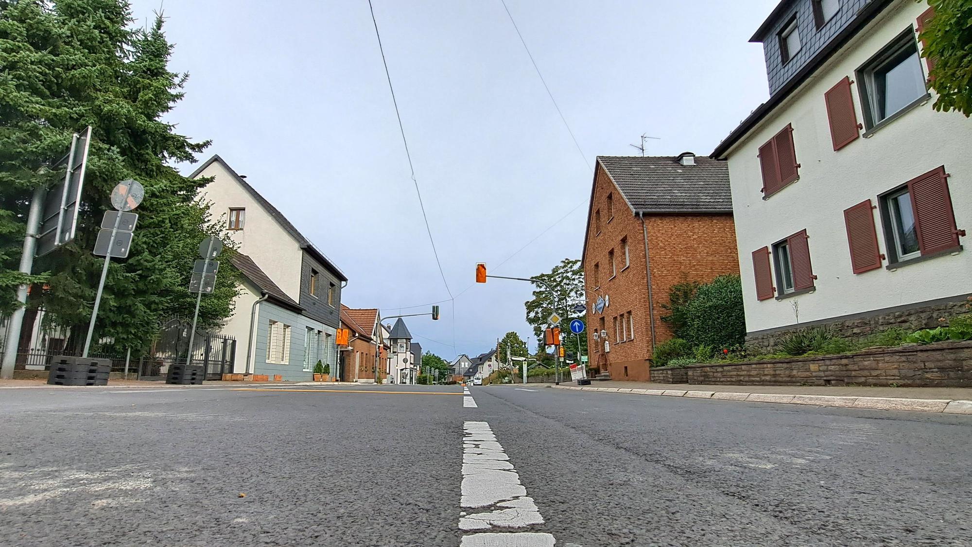Vollkommen leer: Kein Auto ist auf der Straße durch den Ort Overath-Heiliugenhaus zu sehen.