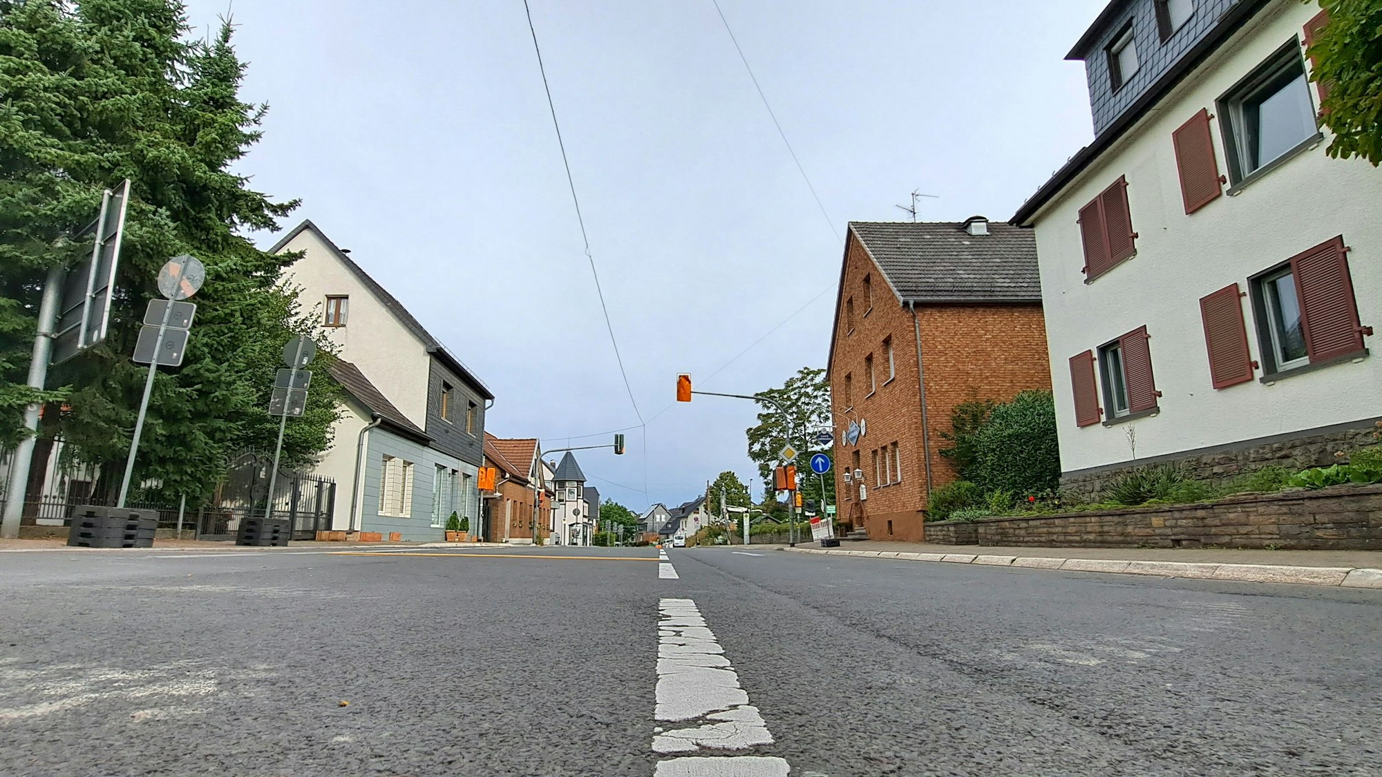 Vollkommen leer: Kein Auto ist auf der Straße durch den Ort Overath-Heiliugenhaus zu sehen.