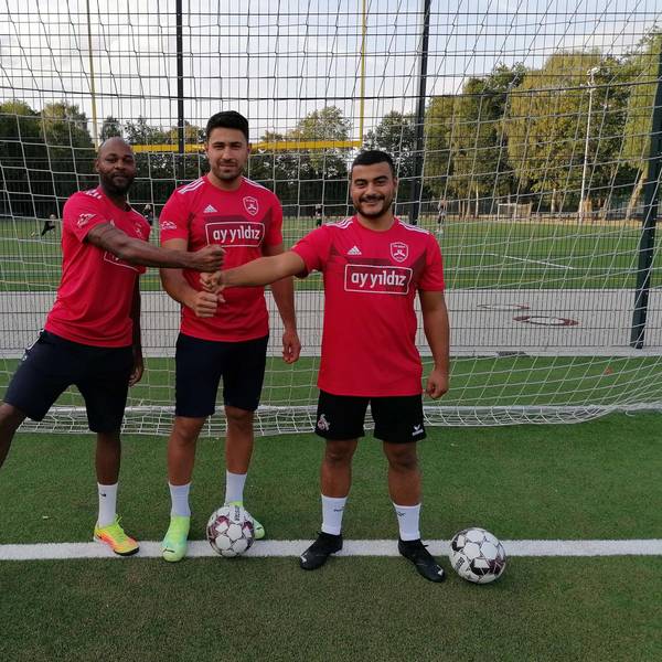 Soleil Joseph Patrick Nyassa (v. links), Serhat Yildiz und Anil Capkin vom Türkischen FC Köln