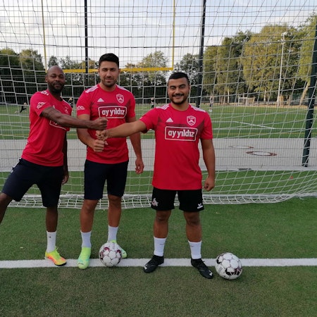 Soleil Joseph Patrick Nyassa (v. links), Serhat Yildiz und Anil Capkin vom Türkischen FC Köln