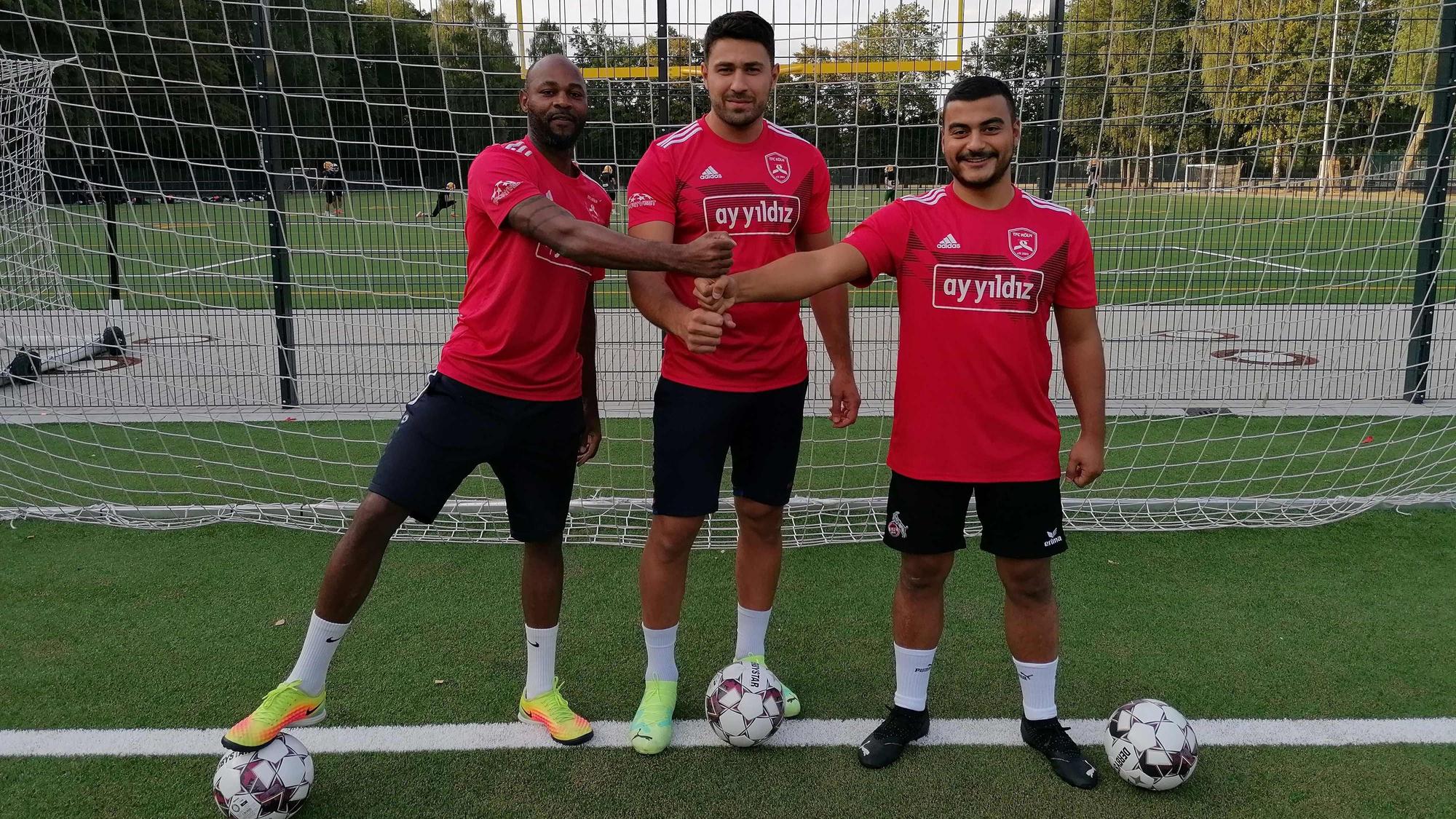 Soleil Joseph Patrick Nyassa (v. links), Serhat Yildiz und Anil Capkin vom Türkischen FC Köln