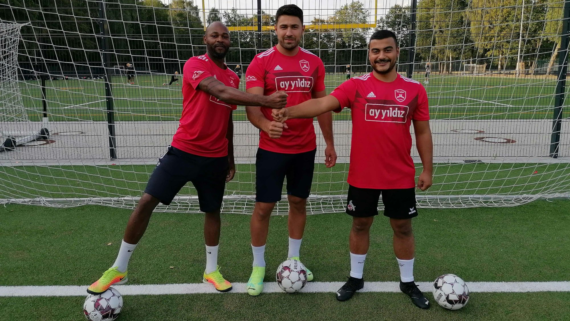Soleil Joseph Patrick Nyassa (v. links), Serhat Yildiz und Anil Capkin vom Türkischen FC Köln