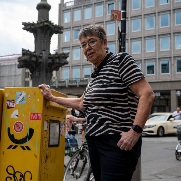 Sinnbild einer verwahrlosten Stadt: Beschmierte und beklebte Briefkästen direkt am Eingang von Kölntourismus ärgern Ex-Dombaumeisterin Barbara Schock-Werner.