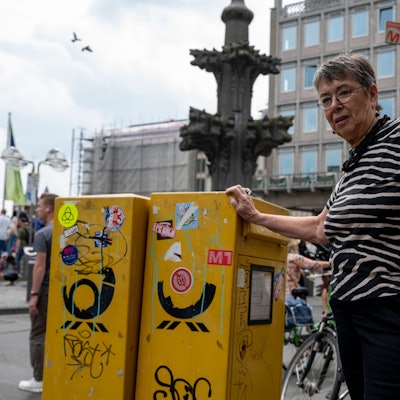 Sinnbild einer verwahrlosten Stadt: Beschmierte und beklebte Briefkästen direkt am Eingang von Kölntourismus ärgern Ex-Dombaumeisterin Barbara Schock-Werner.