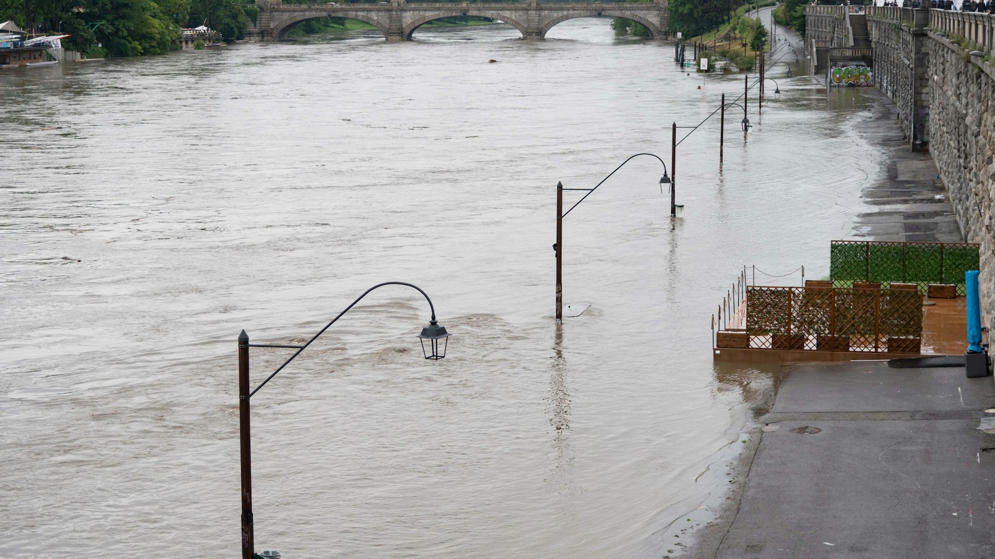 21.05.2023, Italien, Turin: Blick auf einen Teil des Flusses Po, der nach heftigen Regenfällen übers Ufer getreten ist.