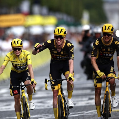 Zieleinfahrt von Jumbo-Visma: Das dänische Team feiert seinen Helden und Toursieger Jonas Vingegaard (2.v.l.)