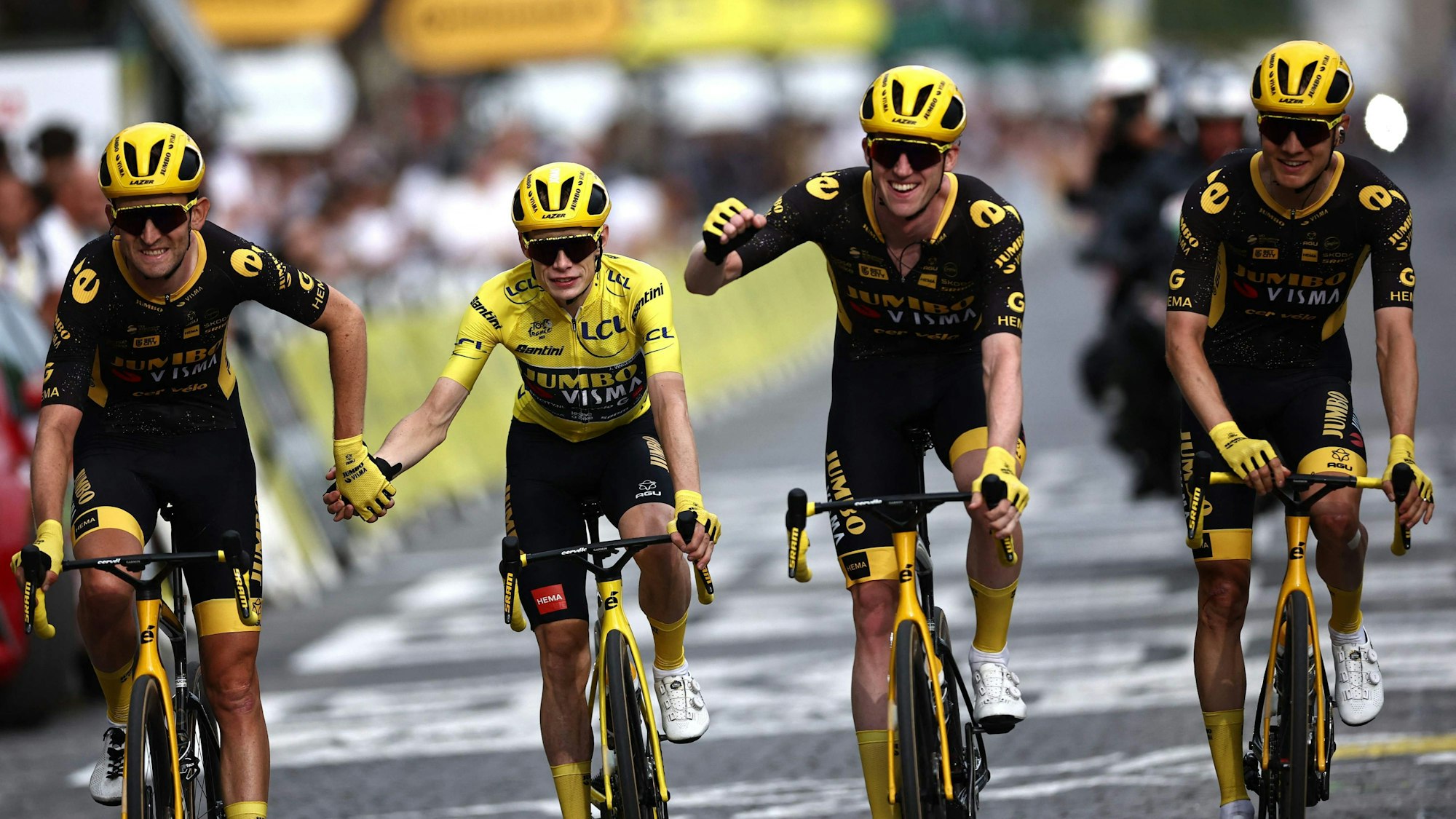 Zieleinfahrt von Jumbo-Visma: Das dänische Team feiert seinen Helden und Toursieger Jonas Vingegaard (2.v.l.)