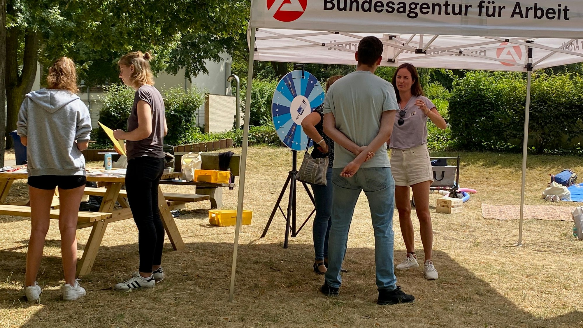Auf dem Foto ist der Infostand der Arbeitsagentur zu sehen. Berater sprechen mit intereessierten Jugendlichen.