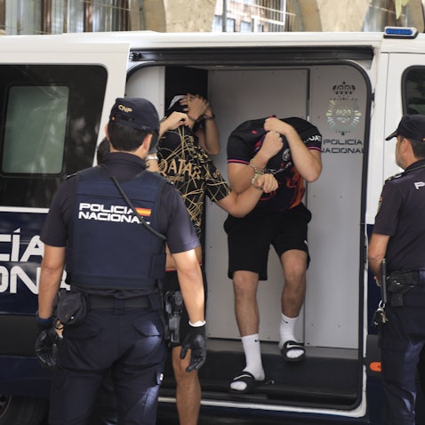 Palma de Mallorca: Polizisten führen die Verdächtigen zum Termin mit dem Haftrichter. Die Deutschen sollen eine junge Frau vergewaltigt haben.