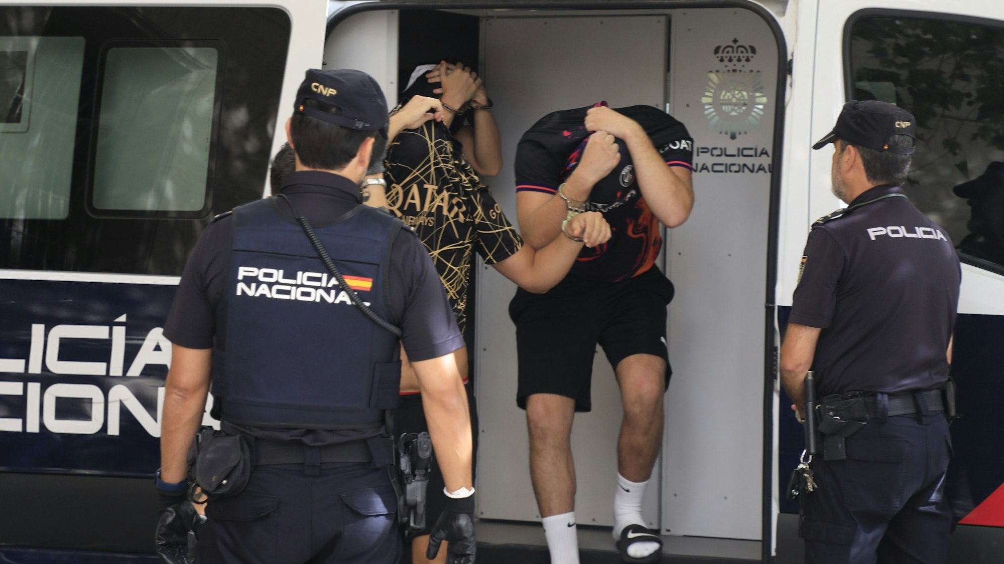 Palma de Mallorca: Polizisten führen die Verdächtigen zum Termin mit dem Haftrichter. Die Deutschen sollen eine junge Frau vergewaltigt haben.