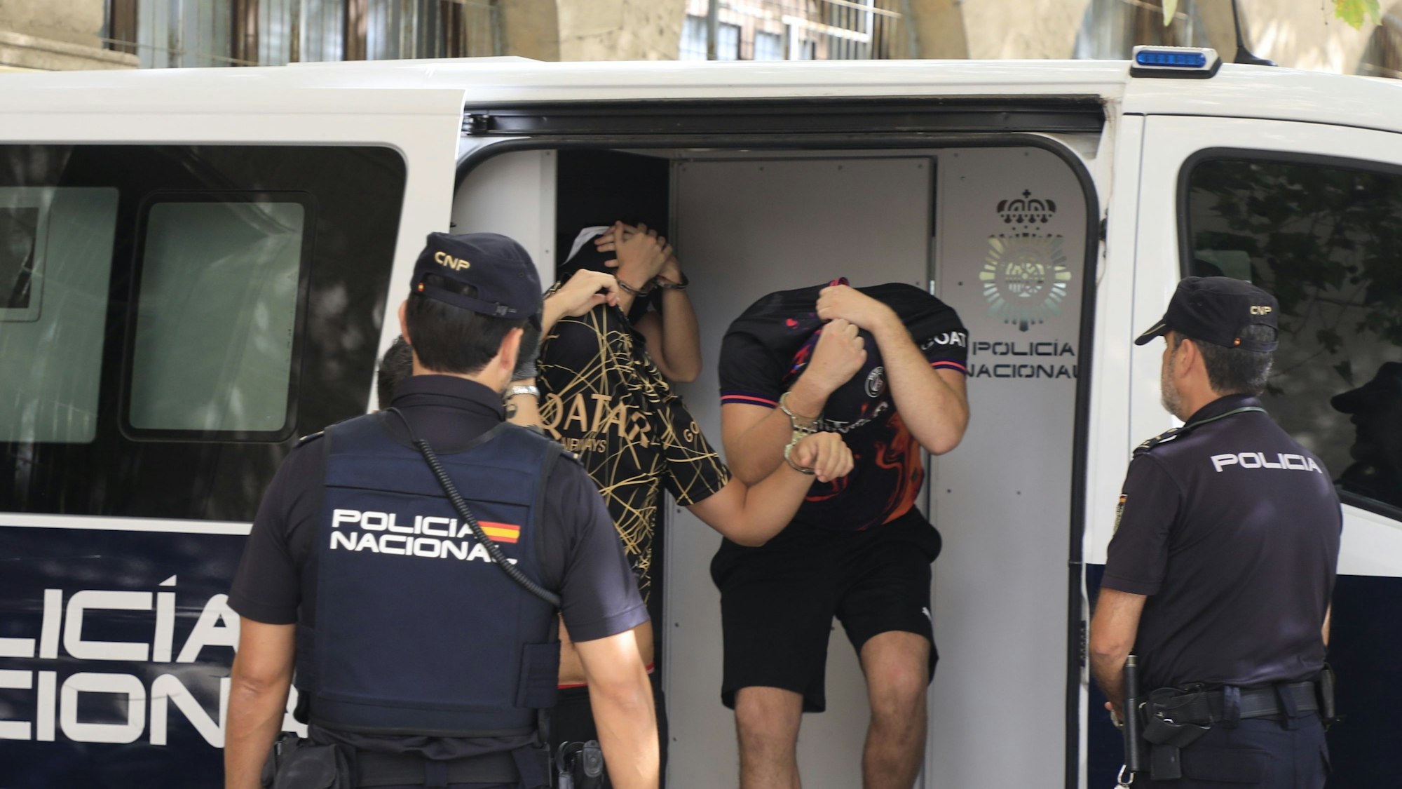 15. Juli: Polizisten führen die Verdächtigen im Fall einer mutmaßlichen Gruppenvergewaltigung zu einem Gerichtstermin.