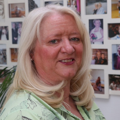 Auf dem Foto ist die designierte Prinzessin aus Frechen zu sehen. Sie steht vor einer Wand mit Familienfotos.