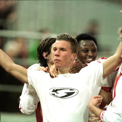 Lukas Podolski bejubelt 2004 sein Tor gegen Borussia Moenchengladbach