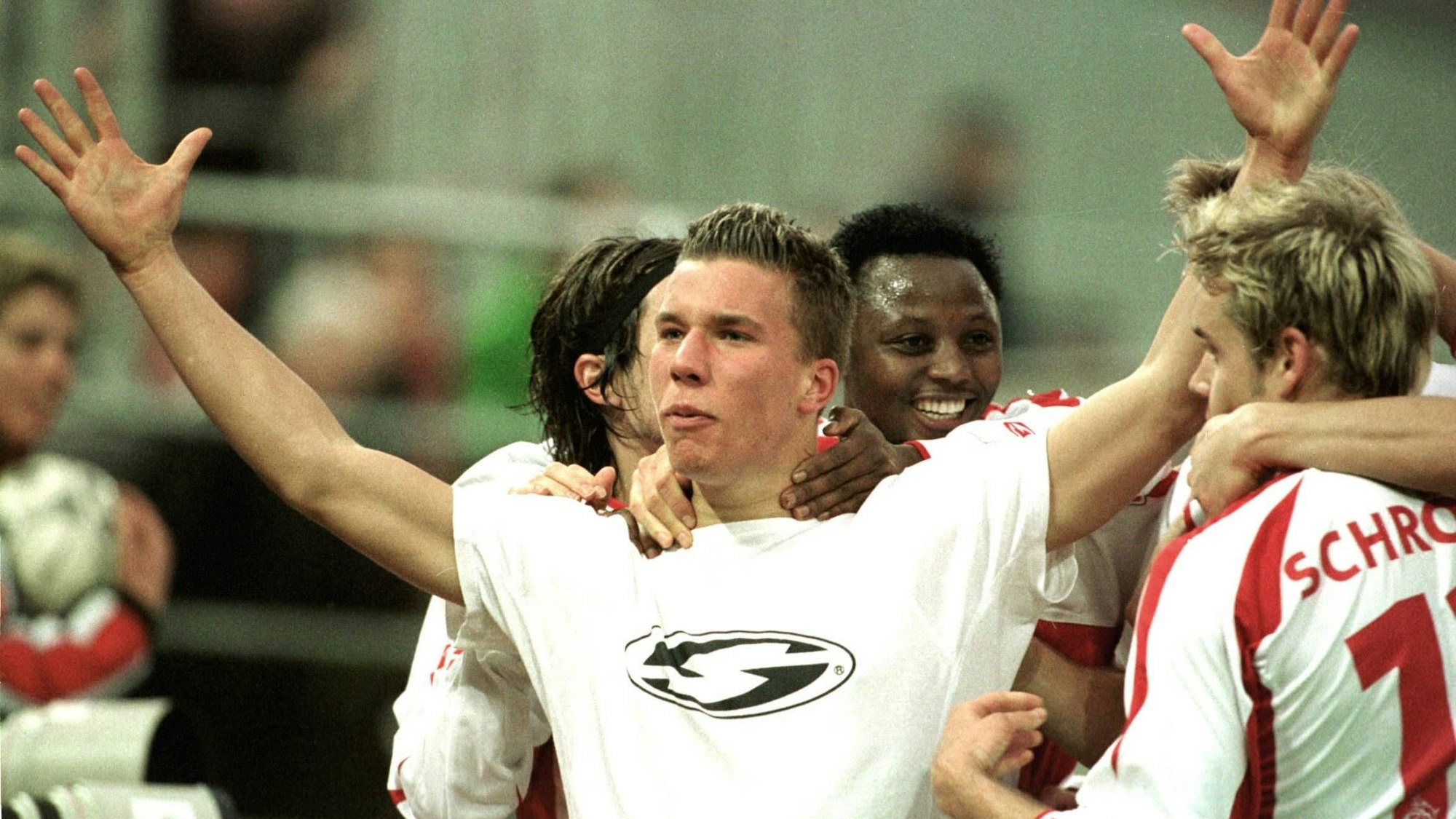 Lukas Podolski bejubelt 2004 sein Tor gegen Borussia Moenchengladbach