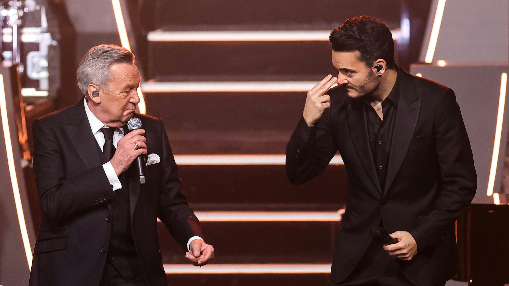 Roland Kaiser und Moderator Giovanni Zarrella auf der Bühne.