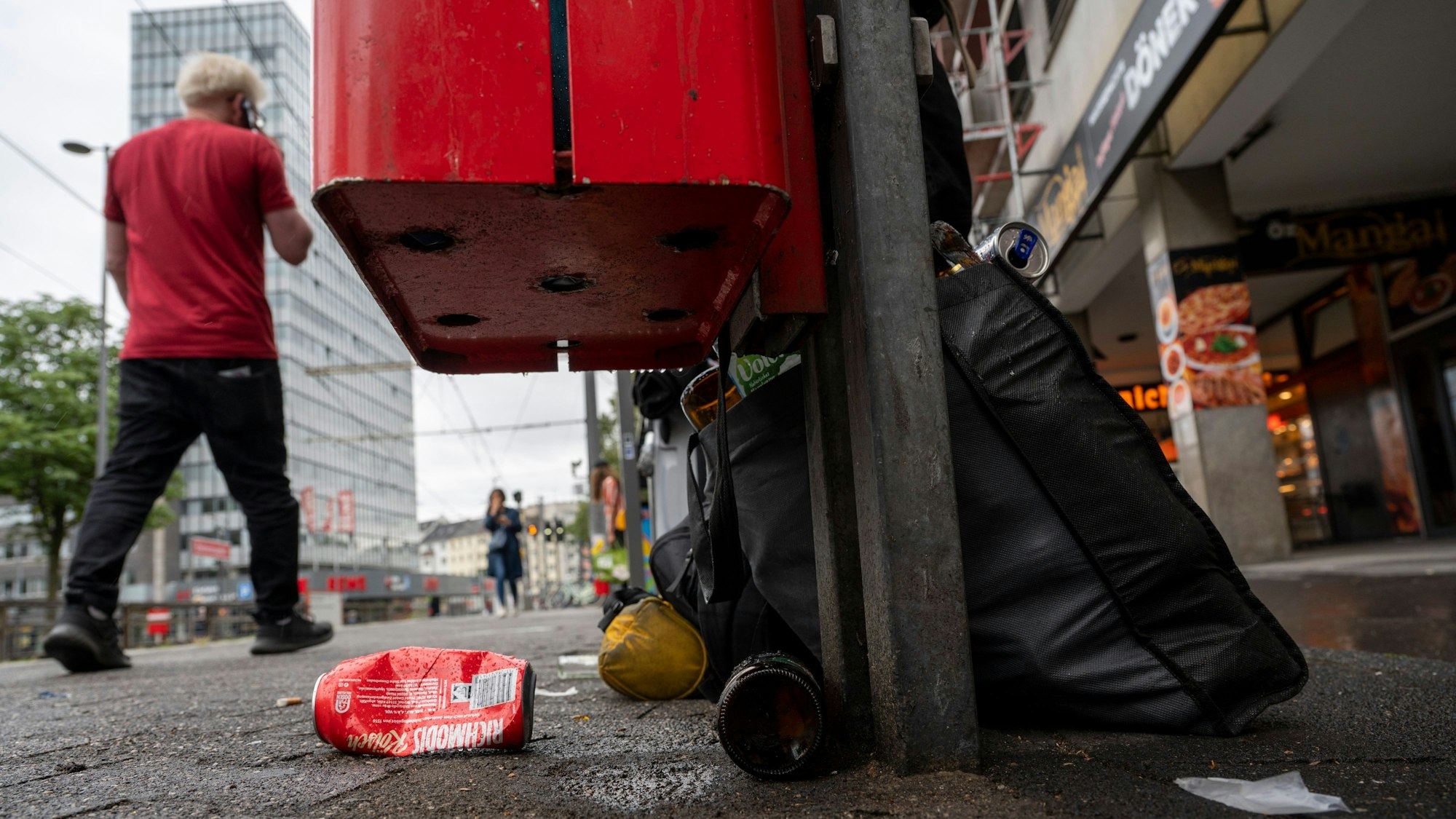 23.07.2023, Köln: Am Barbarossaplatz bleibt ogt Unrat liegen. An Wochenenden hinterlassen Feiernde oft viel Müllauf den Partymeilen . Foto: Uwe Weiser