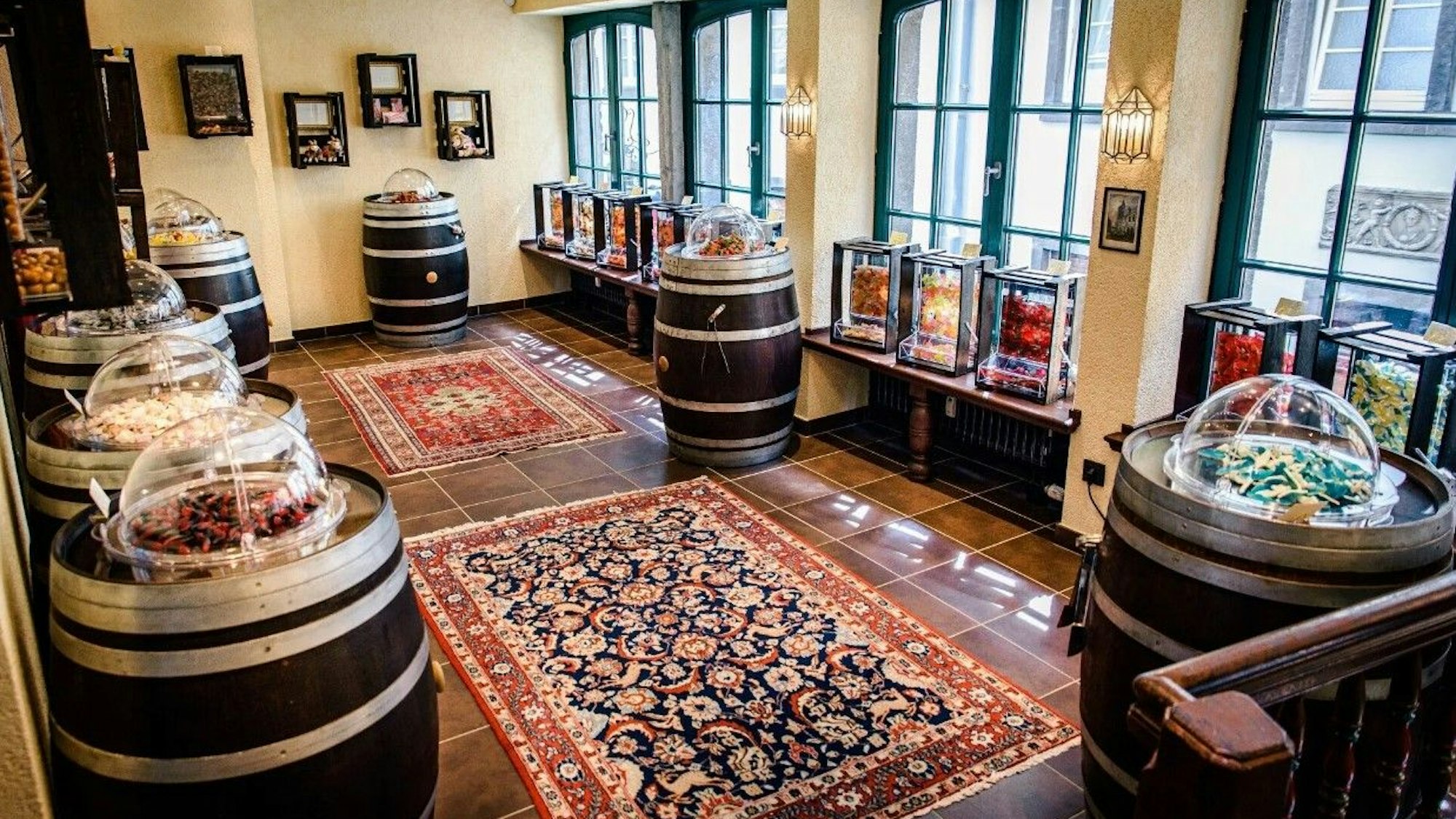 Blick in die Innenräume des Süßwarenladens „Kremers Nascherlebnis“ in der Kölner Altstadt.