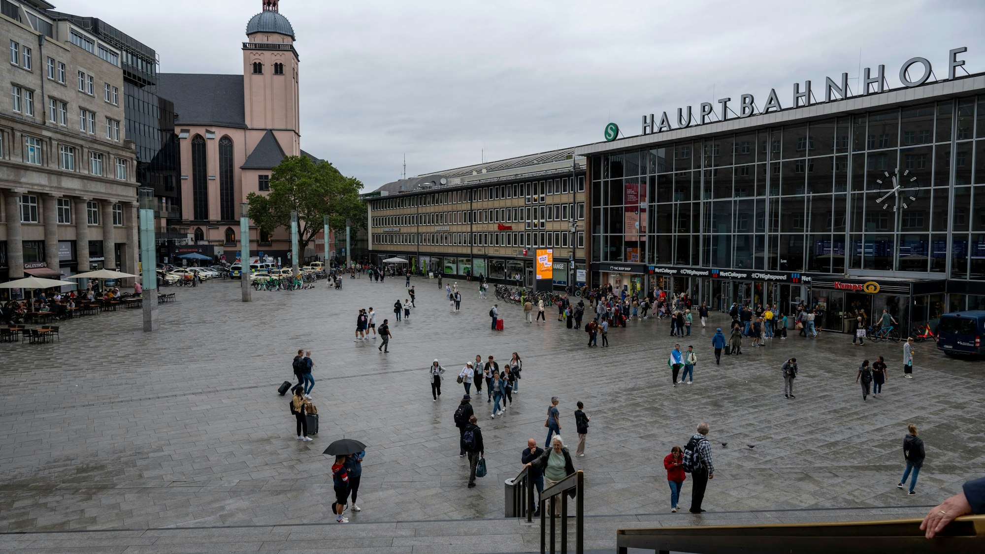 23.07.2023, Köln: Vor dem Hauptbahnhof ist nicht viel los. In der Ferienzeit ist in der Innenstadt nicht viel los. Foto: Uwe Weiser