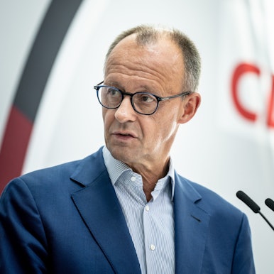 Rolle rückwärts am Montagmorgen: Nach Aussagen über eine mögliche Zusammenarbeit mit der AfD auf kommunaler Ebene ist CDU-Chef Friedrich Merz am Montag zurückgerudert. (Archivbild)