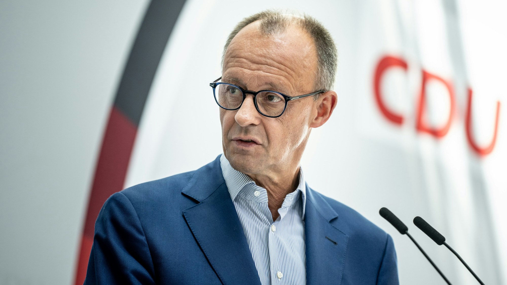 Rolle rückwärts am Montagmorgen: Nach Aussagen über eine mögliche Zusammenarbeit mit der AfD auf kommunaler Ebene ist CDU-Chef Friedrich Merz am Montag zurückgerudert. (Archivbild)