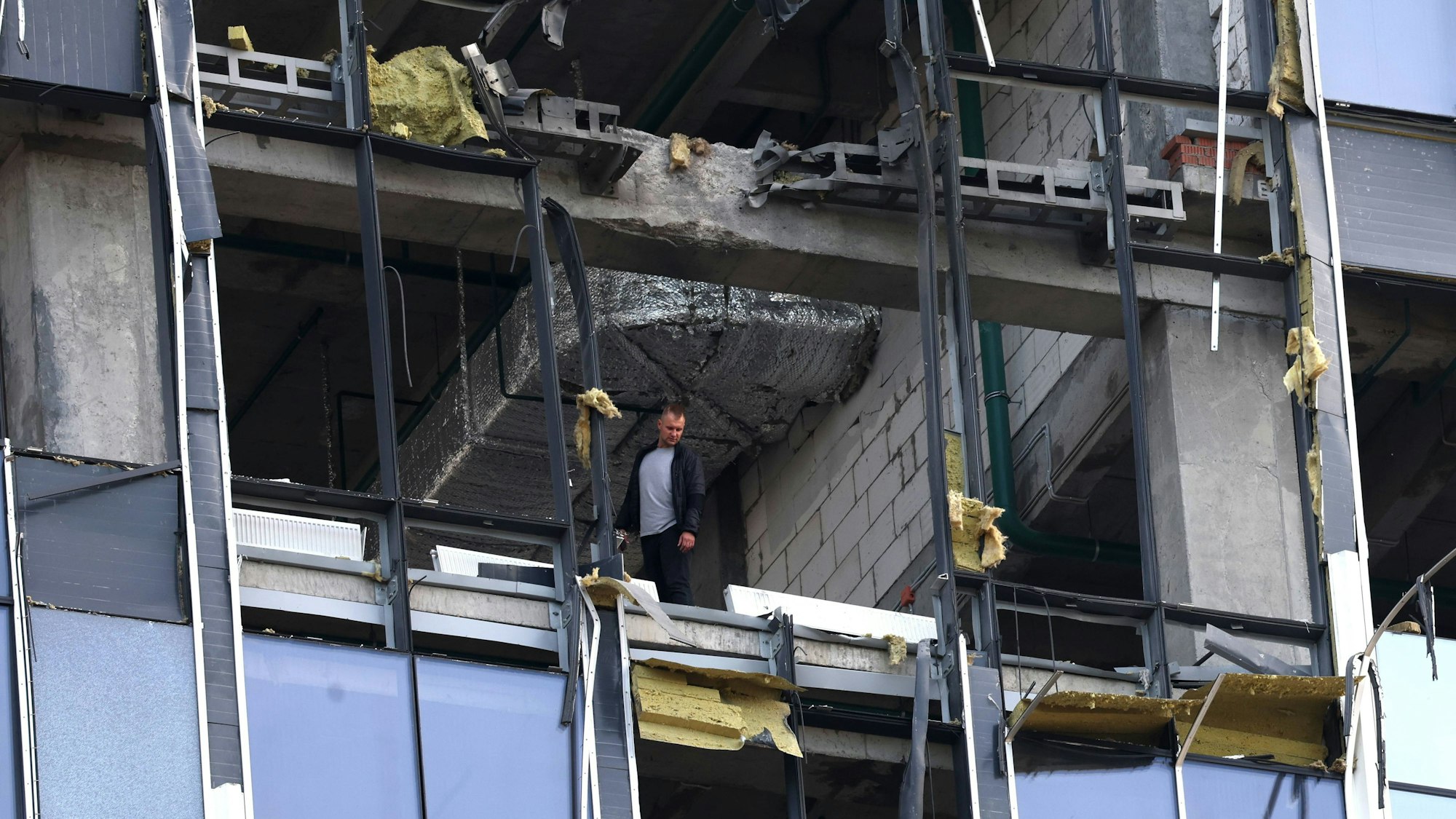 Starke Schäden zeigen sich auf einem Foto der russischen staatlichen Nachrichtenagentur Tass nach einem vermeintlich ukrainischen Drohnenangriff an einem Geschäftszentrum in der Innenstadt von Moskau. Der Kreml erklärte, zwei Drohnen in der Nacht abgewehrt zu haben.
