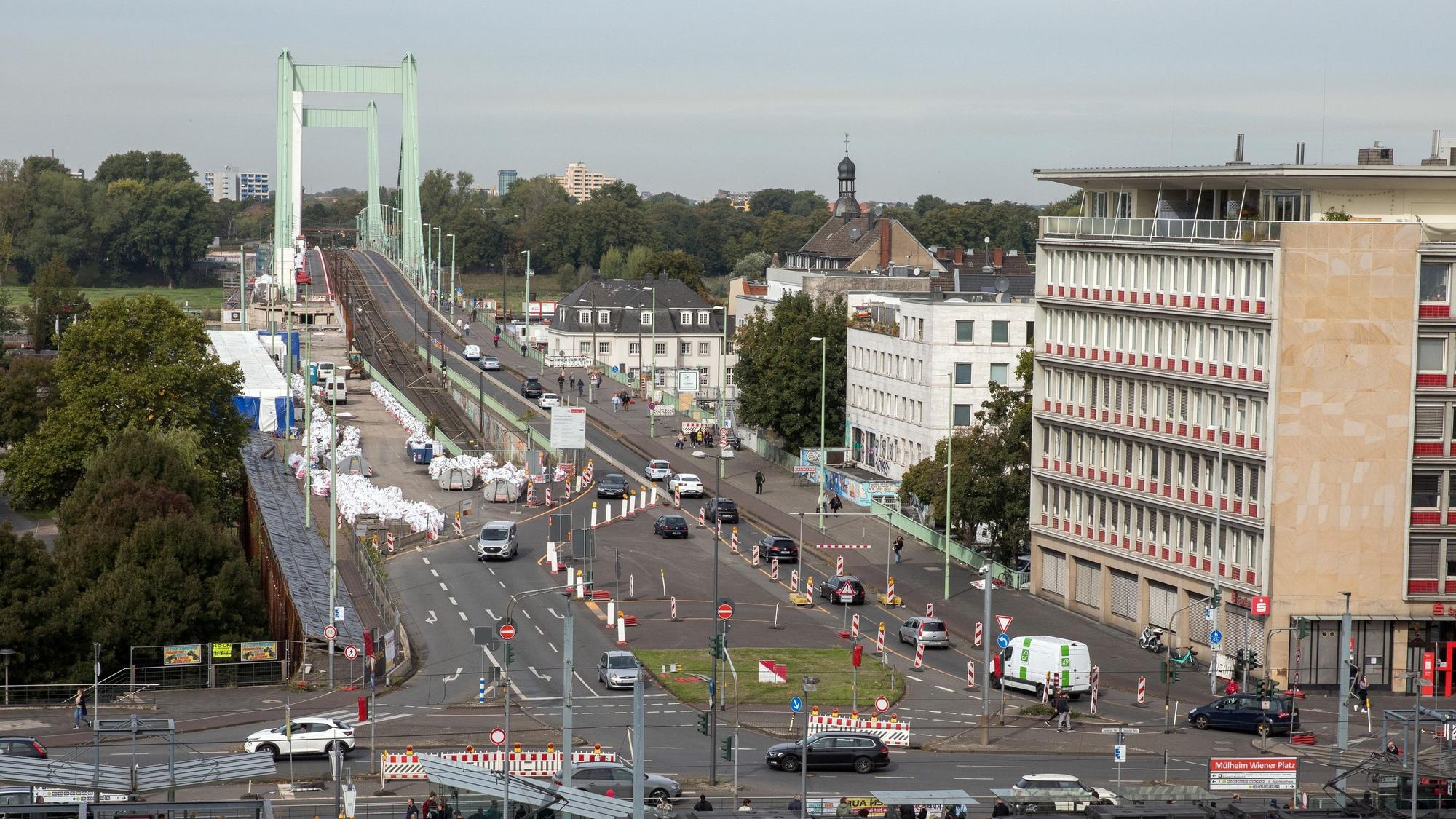 Blick auf die Mülheimer Brücke und Wiener Platz