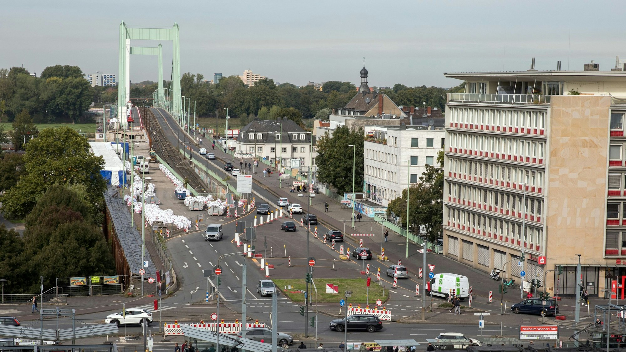 Blick auf die Mülheimer Brücke und Wiener Platz