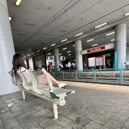 Die Sitzbänke an der Haltestelle "Porz-Markt".