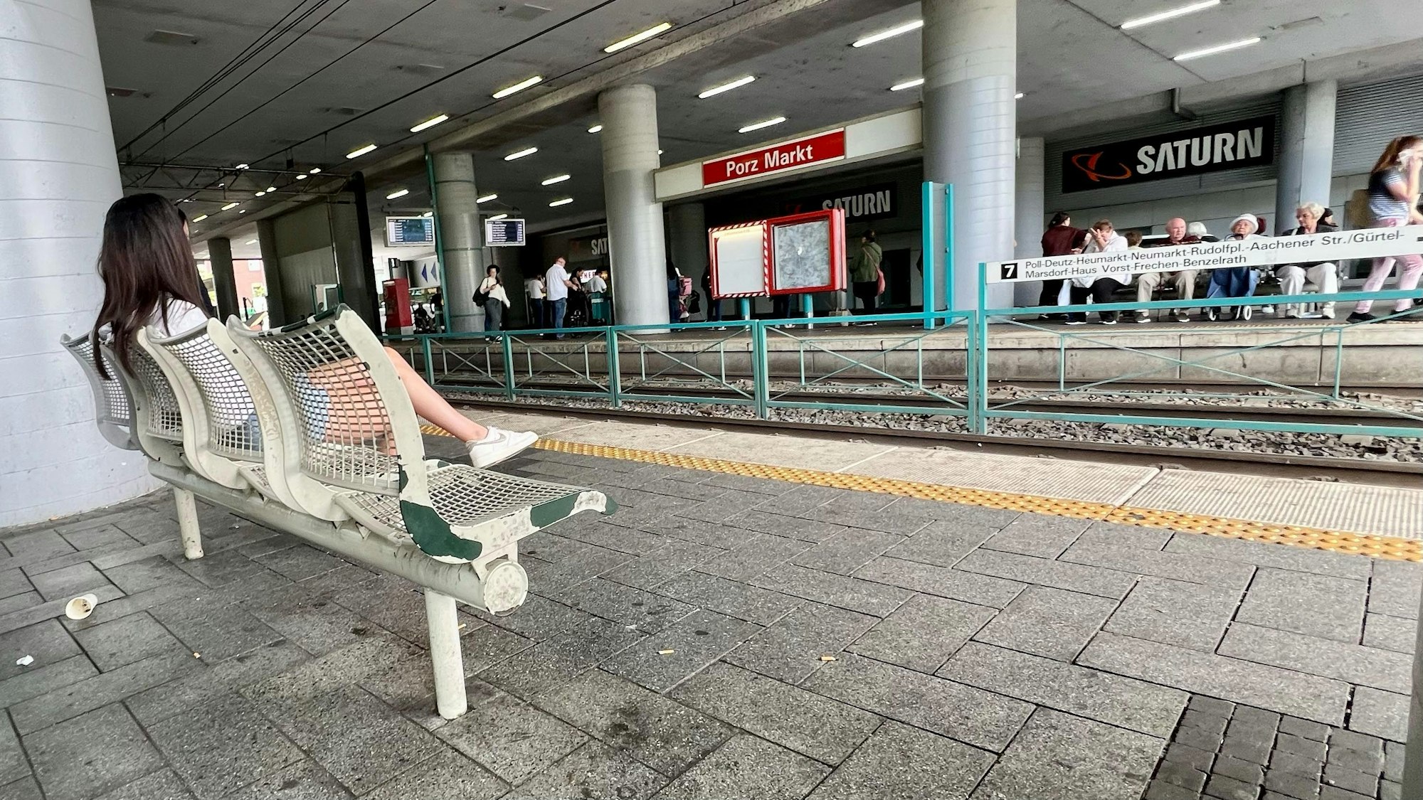 Die Sitzbänke an der Haltestelle "Porz-Markt".