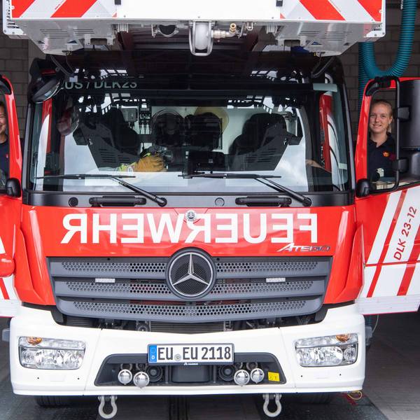 Zwei Feuerwehrfrauen steigen in die Drehleiter der Euskirchener Feuerwehr ein.