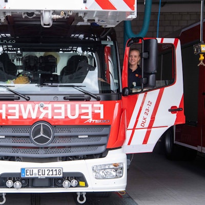 Zwei Feuerwehrfrauen steigen in die Drehleiter der Euskirchener Feuerwehr ein.