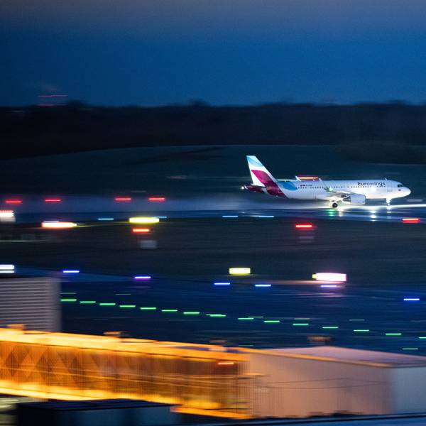Ein Airbus A320 der deutschen Fluggesellschaft Eurowings beim Start in der Nacht am Flughafen Hamburg. (Symbolbild)