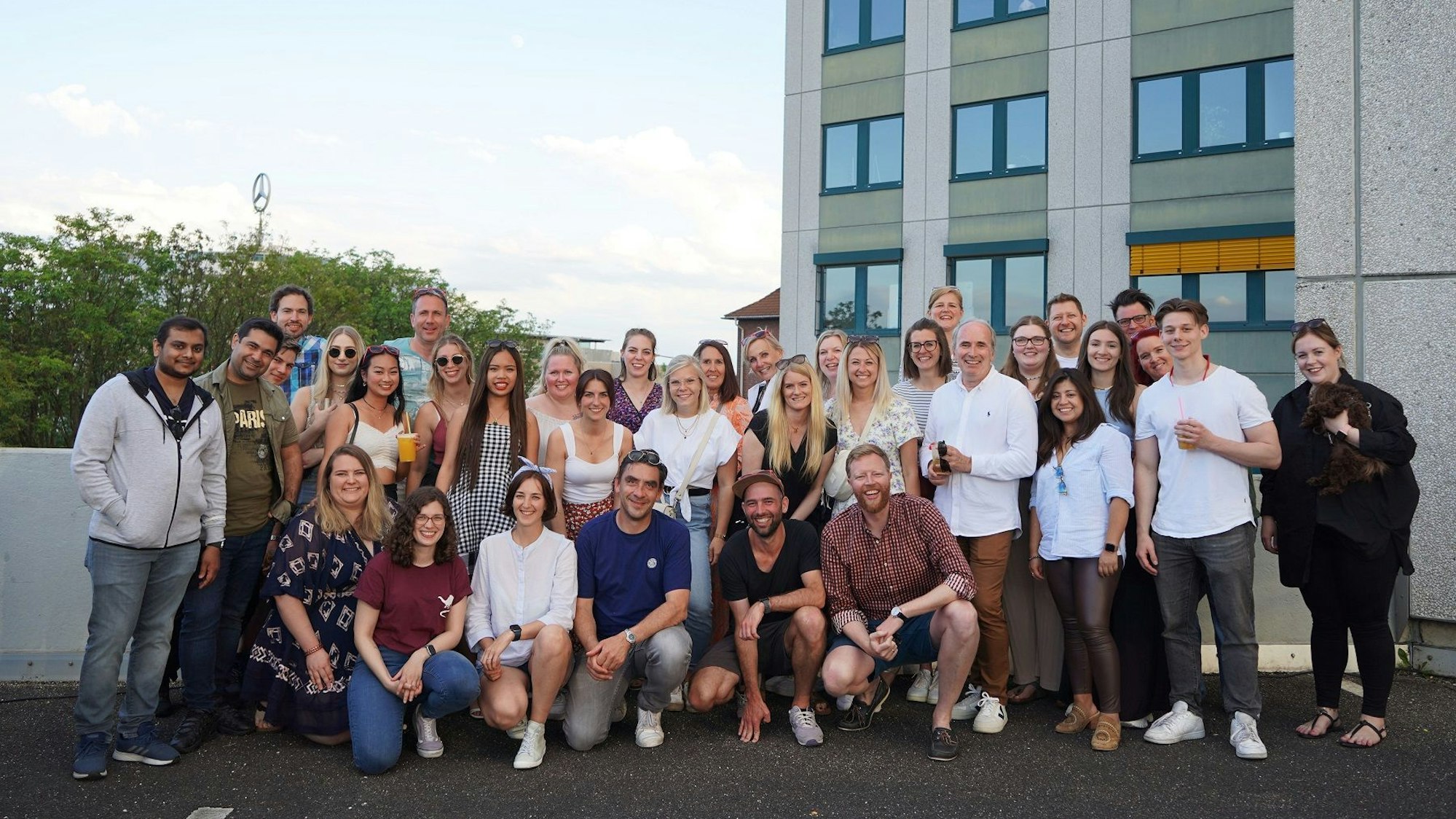 Die Mitarbeitenden auf einem Gruppenfoto.