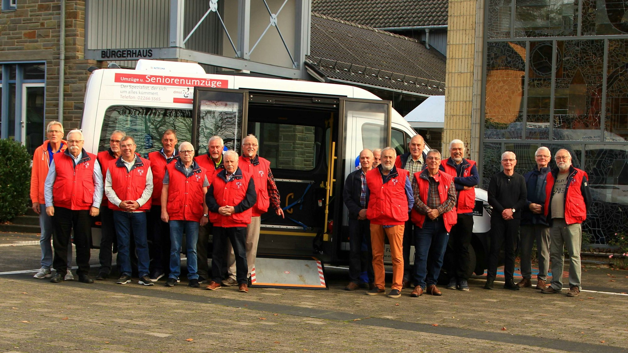 Fahrerinnen und Fahrer des Bürgerbusvereins Kürten stehen vor ihrem Bus.