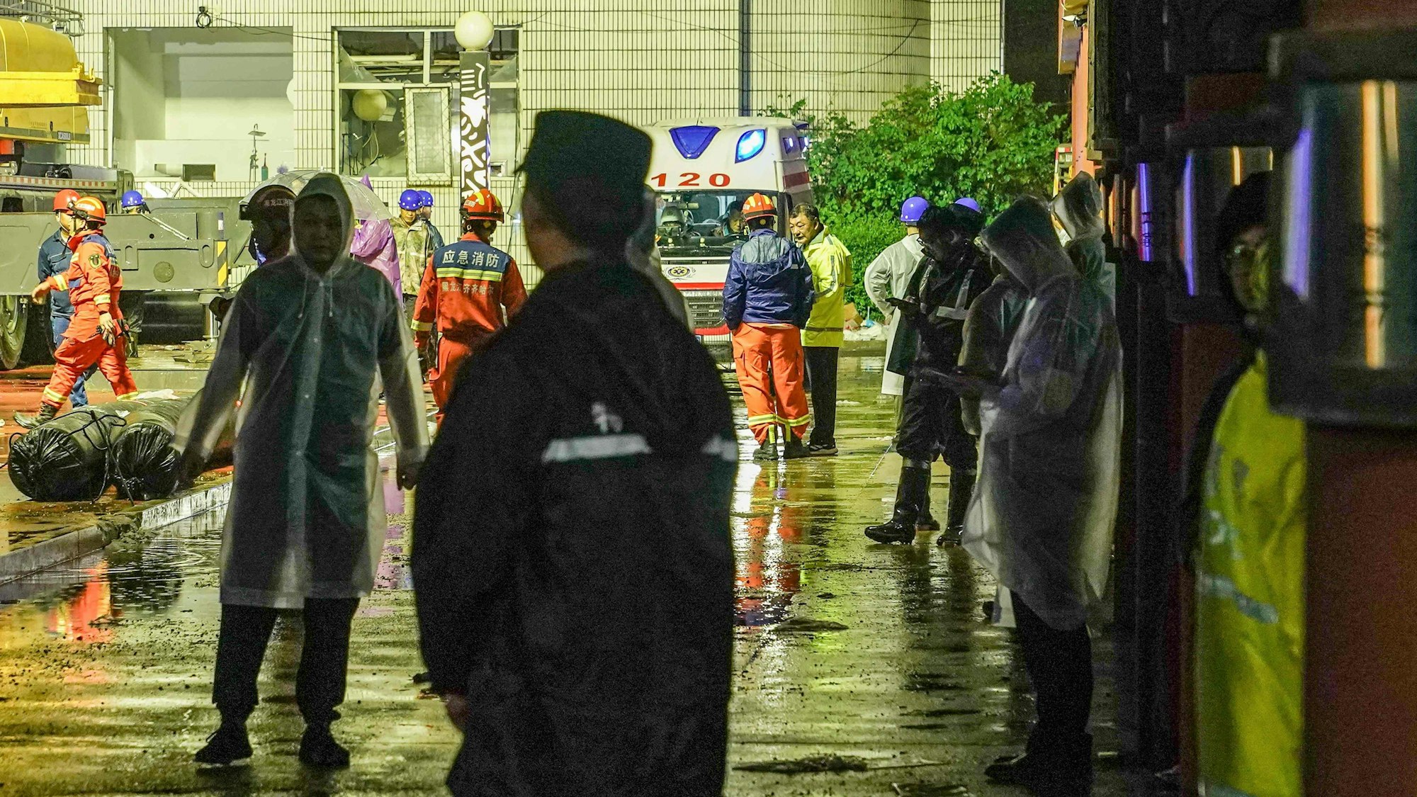 Rettungskräfte arbeiten in einer Schulsporthalle, nachdem das Dach des Gebäudes in Qiqihar in Chinas nordöstlicher Provinz Heilongjiang am frühen Morgen des 24. Juli 2023 eingestürzt ist. Nach dem Einsturz des Daches einer Schulsporthalle im Nordosten Chinas sind zehn Menschen ums Leben gekommen und ein weiterer ist verschüttet worden, berichten staatliche Medien.