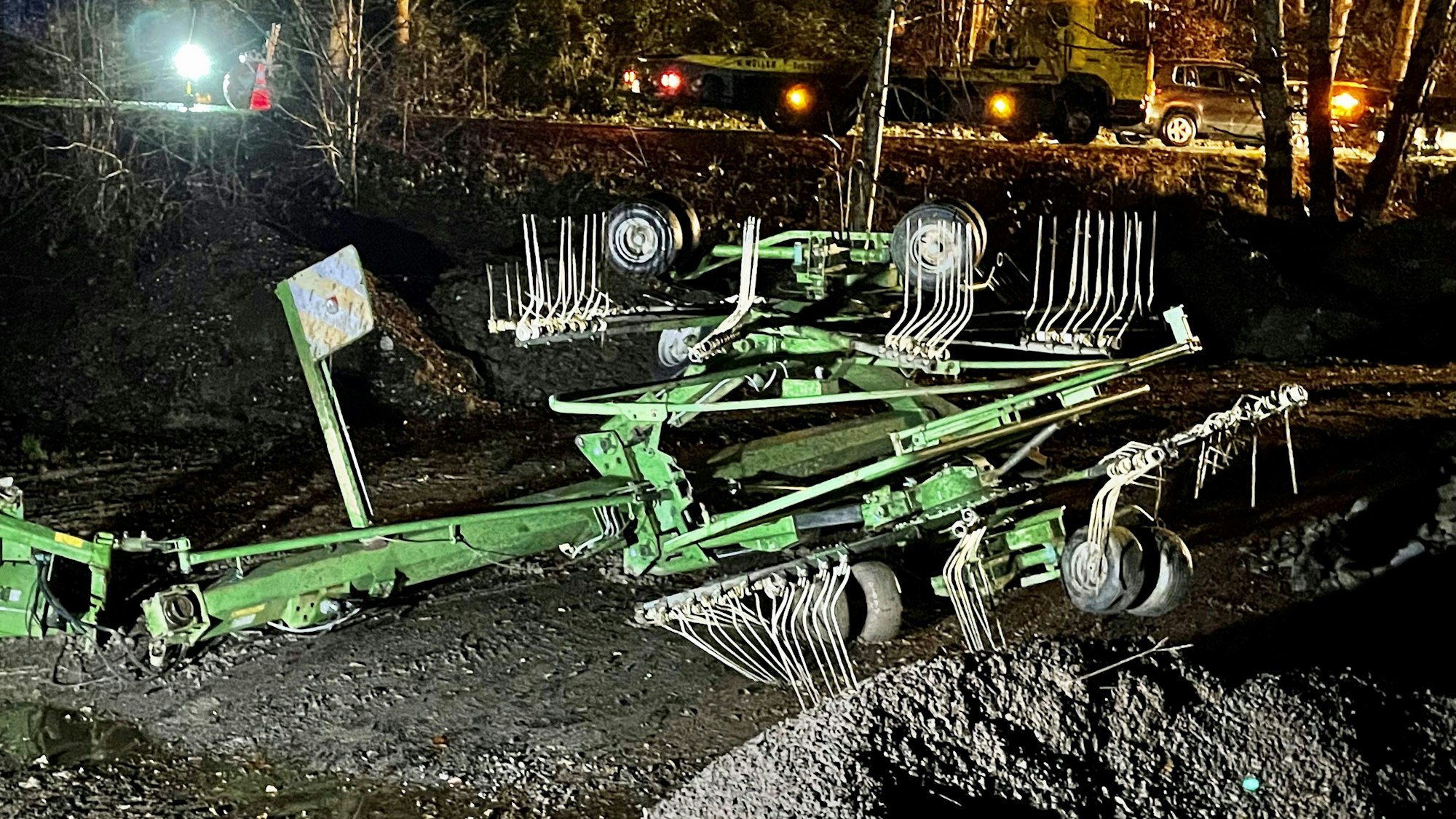 Der Heuschwader, ein Gerät mit dem Heu zusammengeschoben wird, blieb am Unfallort zurück.