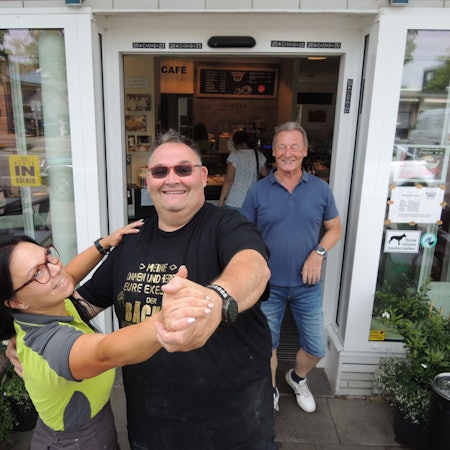 Guido Boveleth und seine Mitarbeiterin Sarah Porwol demonstrieren vor der Bäckereifiliale in Kaster, wie es geht: Wer tanzt, bekommt Brötchen oder Teilchen.