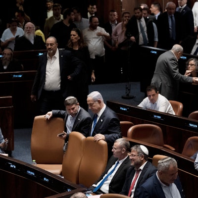 Israels Präsident Benjamin Netanyahu redet mit Finanzminister Bezalel Smotrich im Israelischen Parlament.