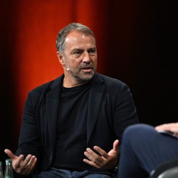 Hansi Flick (l), Trainer der deutschen Fußballnationalmannschaft, mit Moderator Michael Leopold, nimmt beim Internationalen Trainer-Kongress der BDFL, den der Bund Deutscher Fußball-Lehrer (BDFL) veranstaltet, an einem Bühnengespräch teil.