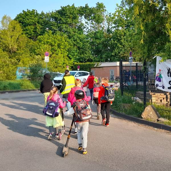 Schüler gehen in die Schule.