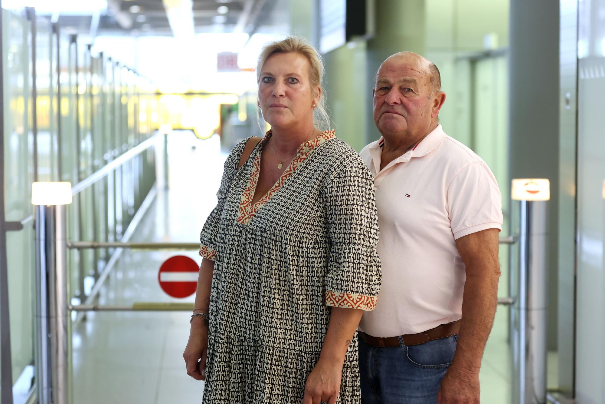 Stephanie und Helmut Schoellkens stehen am Ankunftsgate des Köln-Bonner Airports.