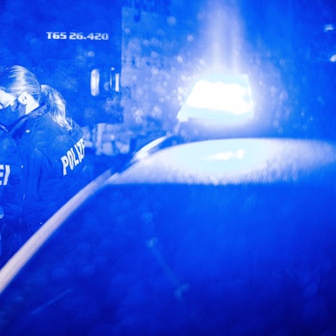 Polizeibeamtinnen bei einem Einsatz in der Nacht (Symbolfoto).