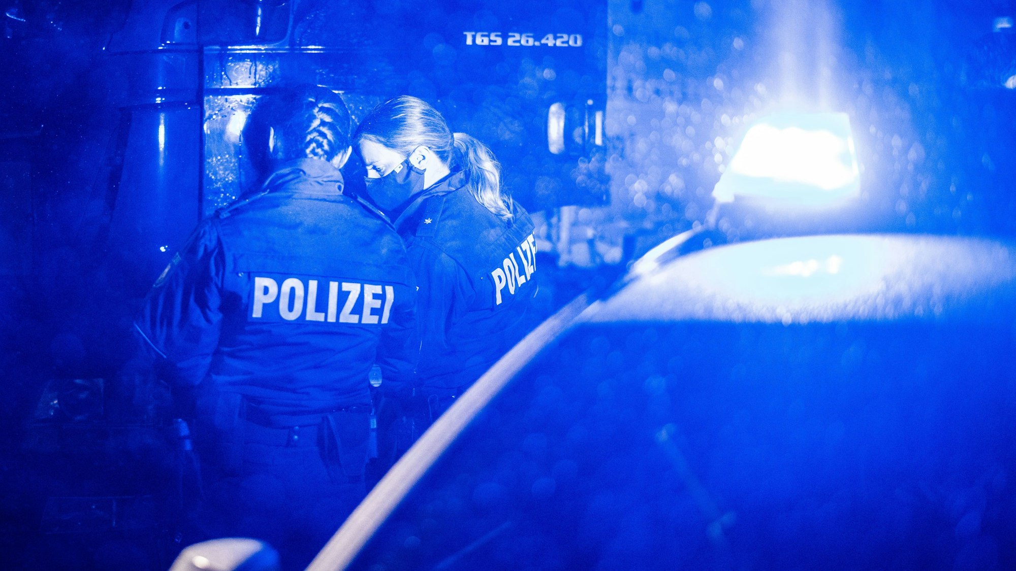 Polizistinnen bei einem Einsatz in der Nacht (Archivfoto).