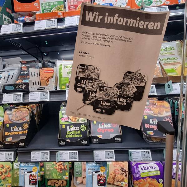 Ein Aushang im Kühlregal eines Rewe-Marktes weist auf Lieferschwierigkeiten von Like Meat hin.