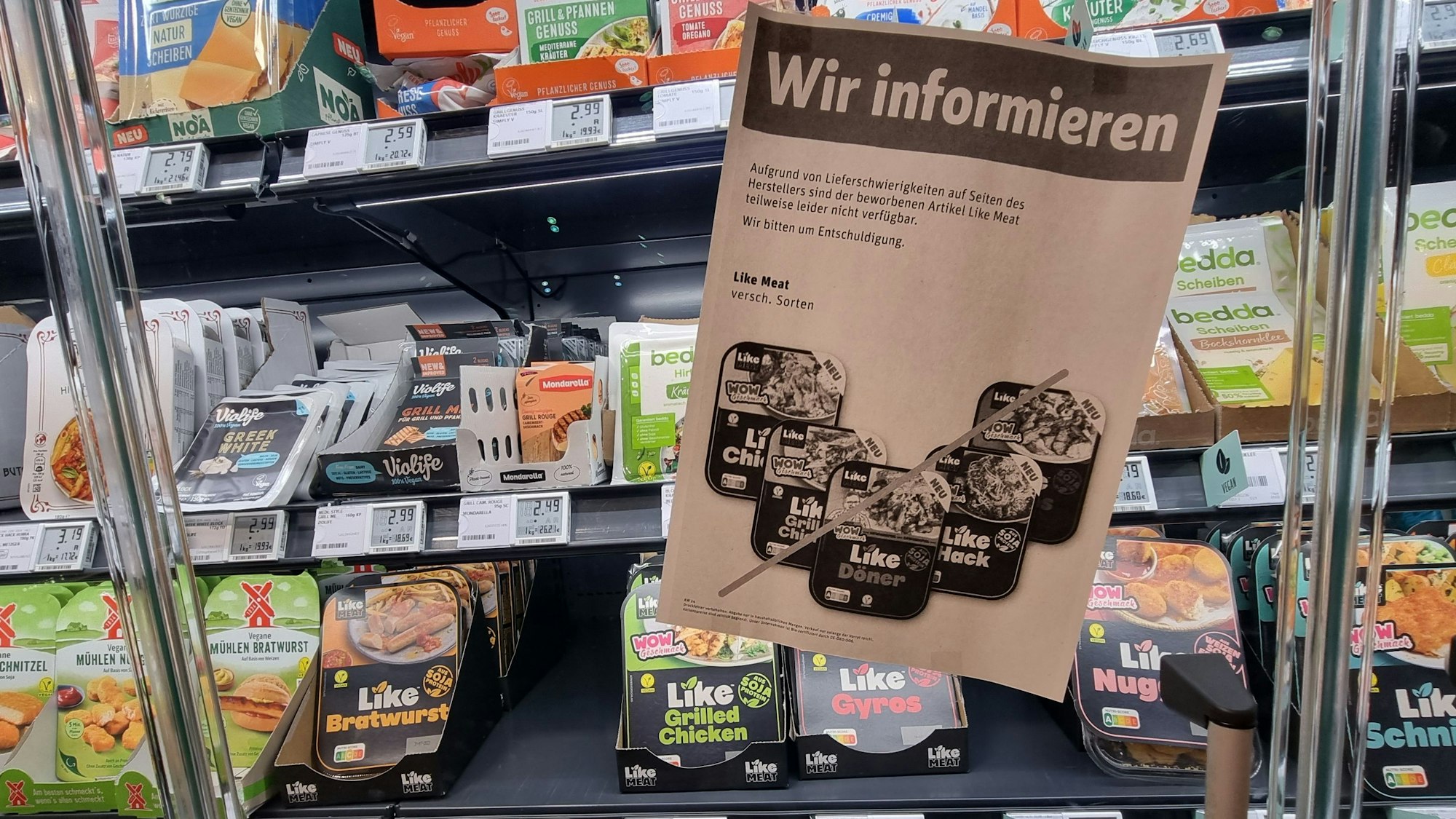 Ein Aushang im Kühlregal eines Rewe-Marktes weist auf Lieferschwierigkeiten von Like Meat hin.