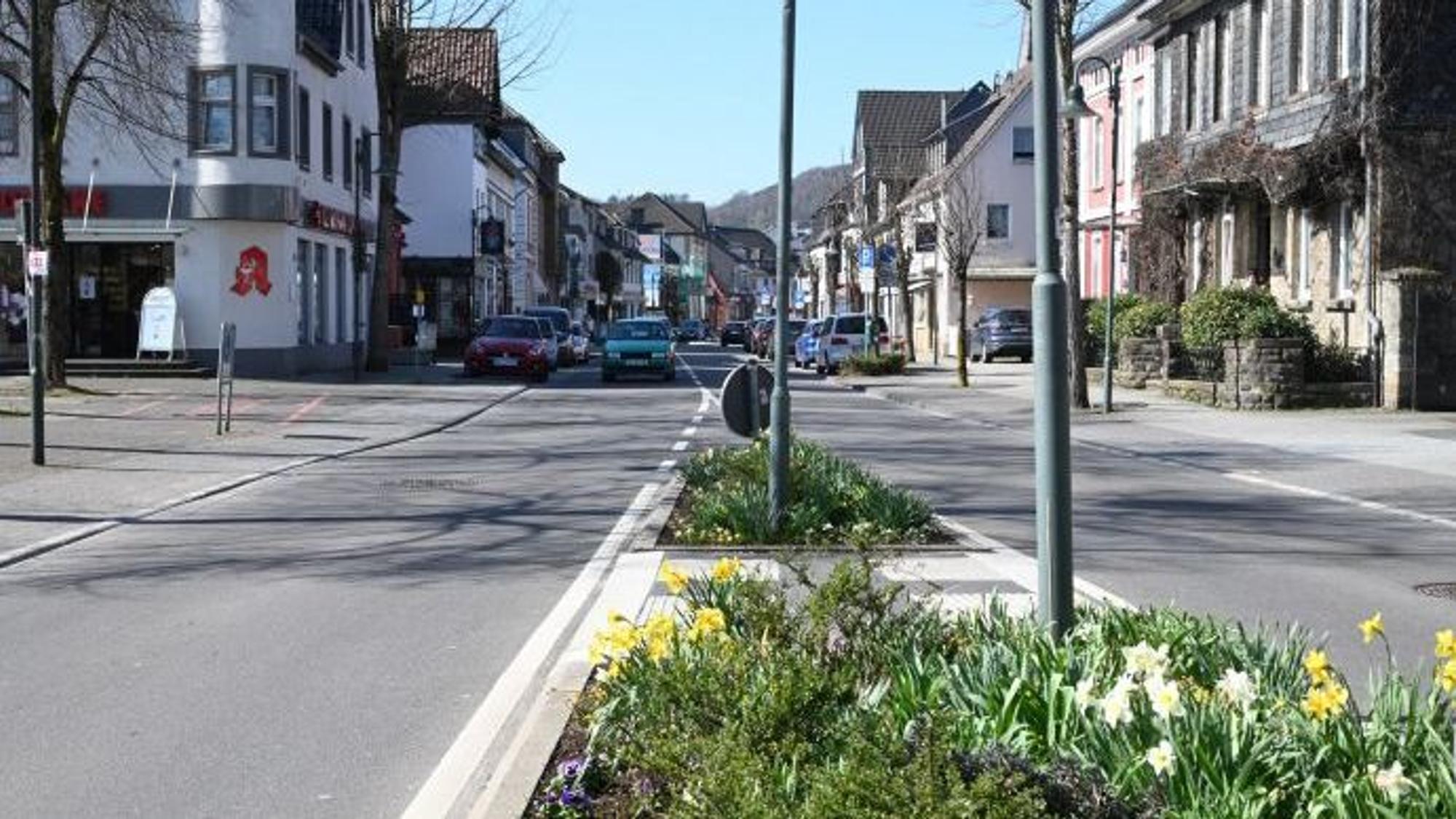 Ein Blumenbeet verziert eine Querungshilfe über die Hauptstraße in Overath.