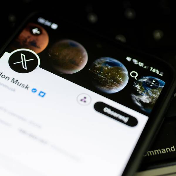 Ein X-Logo ist auf dem Konto von Twitter-Besitzer Musk auf einem Smartphone zu sehen. Elon Musk kündigte am Sonntag, den 23. Juli, an, dass der ikonische blaue Vogel aus dem Logo der Twitter-Website verschwinden wird. Die Plattform soll auch unter dem Namen X funktionieren.