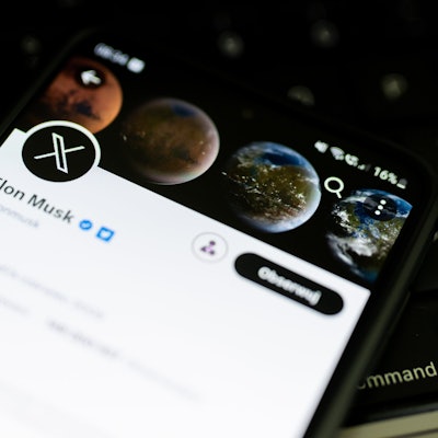 Ein X-Logo ist auf dem Konto von Twitter-Besitzer Musk auf einem Smartphone zu sehen. Elon Musk kündigte am Sonntag, den 23. Juli, an, dass der ikonische blaue Vogel aus dem Logo der Twitter-Website verschwinden wird. Die Plattform soll auch unter dem Namen X funktionieren.